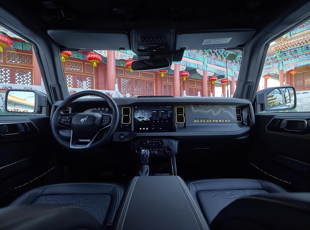 复古的美系SUV,车长4800mm,2.3T四缸+10AT带大梁,带3把差速锁