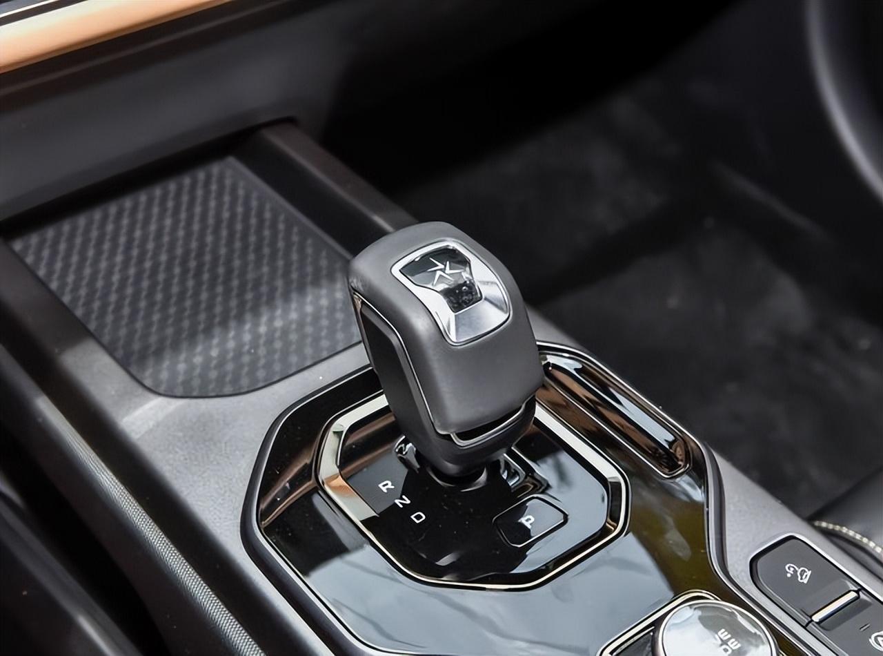 城市硬派SUV,车长4442mm,新增“小书包”,搭载1.5TD四缸+7DCT