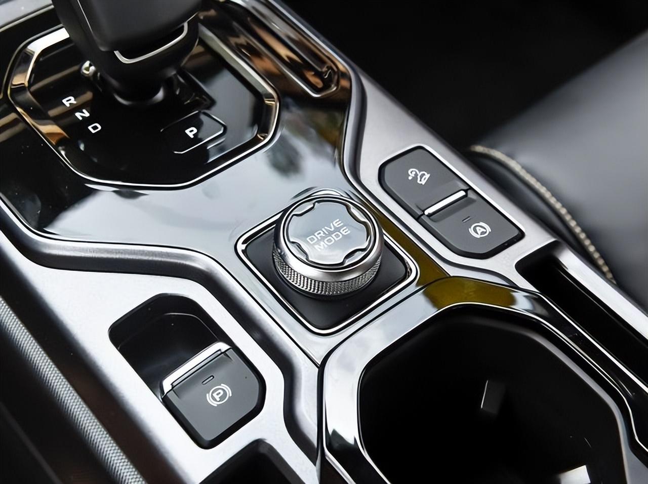 城市硬派SUV,车长4442mm,新增“小书包”,搭载1.5TD四缸+7DCT