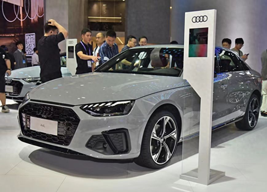 即将上市的2025款奥迪A4L,新增三区恒温空调,配S-LINE外观套件