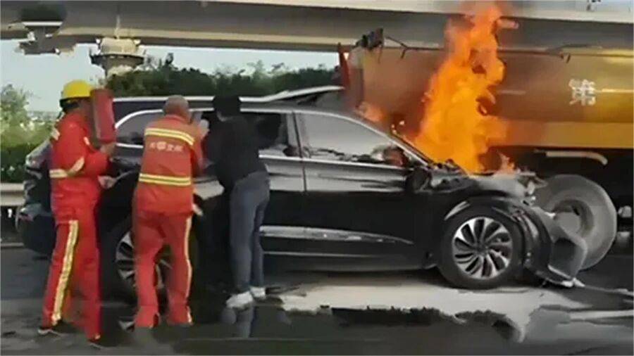 2025车坛众生相:我们在追求科技进步,还是在制造昂贵的麻烦?