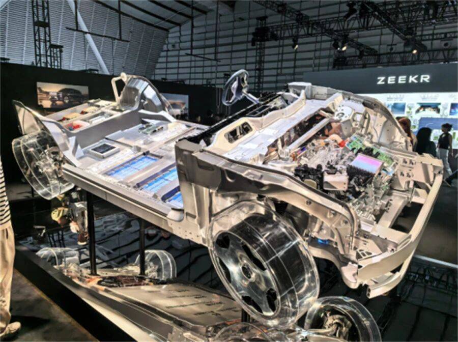 2025车坛众生相:我们在追求科技进步,还是在制造昂贵的麻烦?